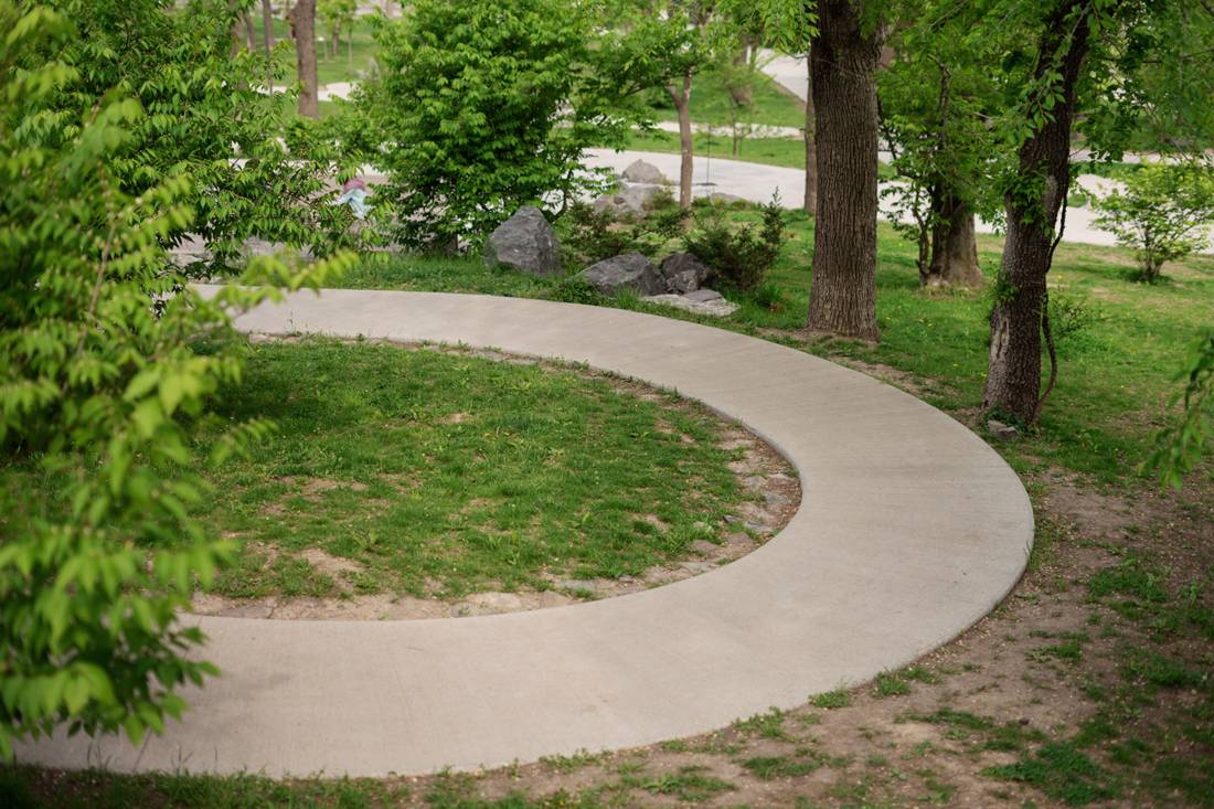 A finished concrete walkway in Anderson, IN